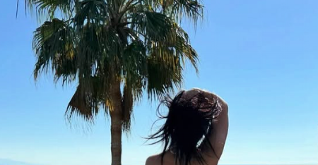 ZAMALO SKROZ GOLA Poznata muzičarka objavila sliku u golišavom izdanju, pa opisom alarmirala ceo svet