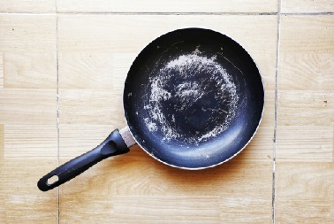 NISMO NI SVESNI ŠTA DRŽIMO U KUHINJI  Evo zbog čega izgrebani tiganj treba momentalno baciti!