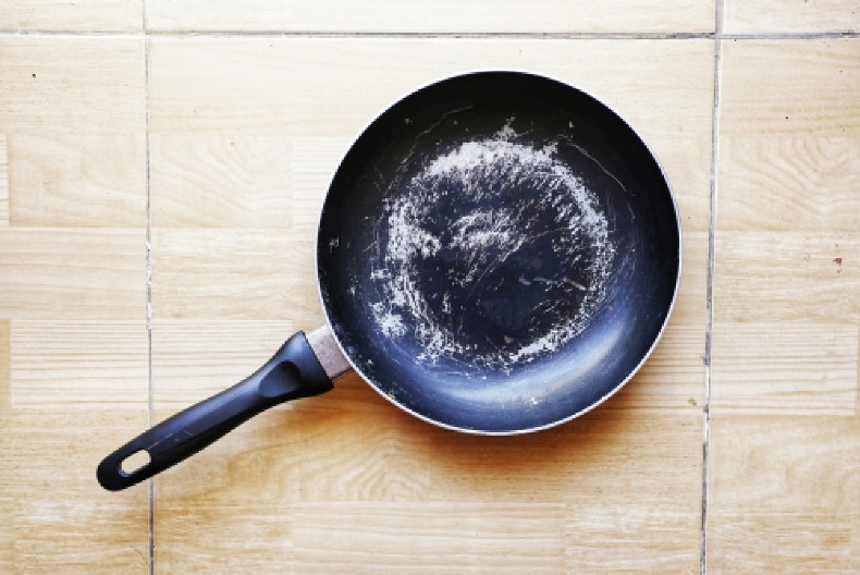 NISMO NI SVESNI ŠTA DRŽIMO U KUHINJI  Evo zbog čega izgrebani tiganj treba momentalno baciti!