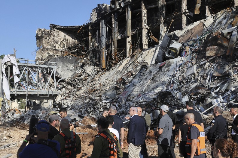 IRAN RAZNEO KLJUČNU IZRAELSKU INSTITUCIJU Brutalan udar, naučnici izvlače iz zgrada šta se spasiti može