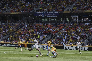 DORTMUND UMALO DA PROSPE MLEKO Hrabri Mamelodi posle goleade ostao kratak za čudo