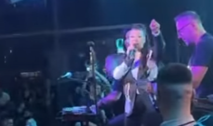 MILJANA KULIĆ NAKON PSIHIJATRIJE U LUDOM PROVODU Popela se na binu i napravila haos! (VIDEO)