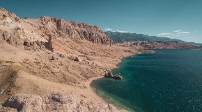 NOĆNA MORA TURISTA NA PAGU! Policija izbacila goste iz luksuznog rizorta, nisu stigli ni da pokupe svoje stvari!