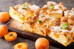 SOČNI KOLAČ SA KAJSIJAMA Za sve prilike kada vam se jede nešto slatko, nema mu ravnog