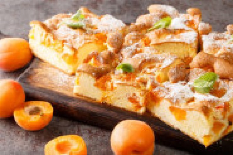 SOČNI KOLAČ SA KAJSIJAMA Za sve prilike kada vam se jede nešto slatko, nema mu ravnog