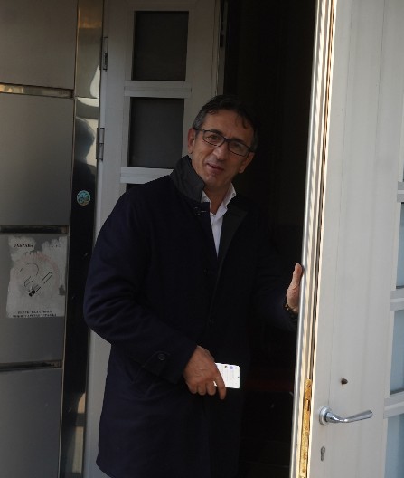 ŽIKI JAKŠIĆU U BOLNICI ODUZET TELEFON Pevač zbog njega stigao iz Nemačke, zabrinut za stanje voditelja!