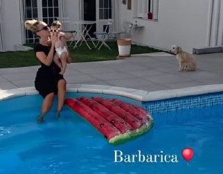 MILICA VELIČKOVIĆ UHVAĆENA U VILI STEFANA KARIĆA Baškari se u bazenu sa ćerkom Barbarom! (VIDEO)