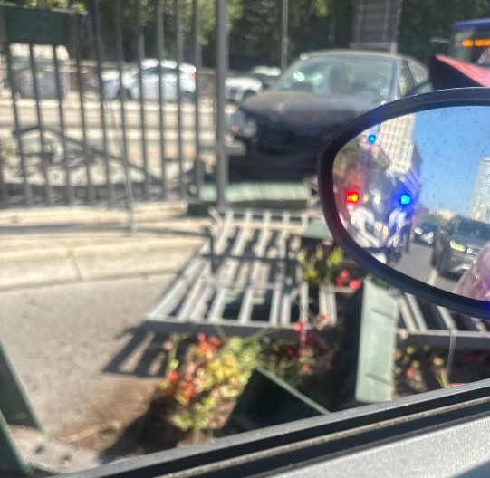 STRAVIČAN SUDAR NA SAJMU: Automobili srušili kapiju, hitne ekipe na licu mesta (FOTO)