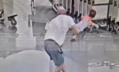 HOROR NA AERODROMU U RUSIJI: Nadrogirani muškarac iz čista mira zgrabio i bacio dete (2) – BORBA ZA ŽIVOT! (UZNEMIRUJUĆI VIDEO)