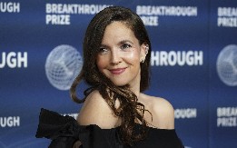 ONA NE ZNA ŠTA JE STARENJE Dru Barimor objavila sliku bez šminke, izgleda kao devojčica, a evo da li je ,,išla pod nož"