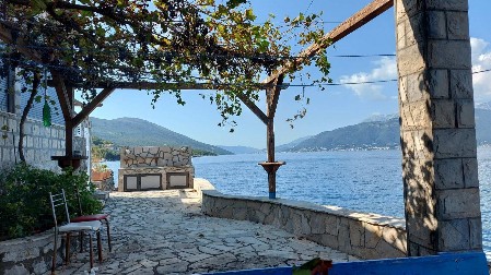 HITNO MORA DA SE ISELI IZ KUĆE! Pevačica zbog luksuzne vile u Crnoj Gori ima ogromne probleme!