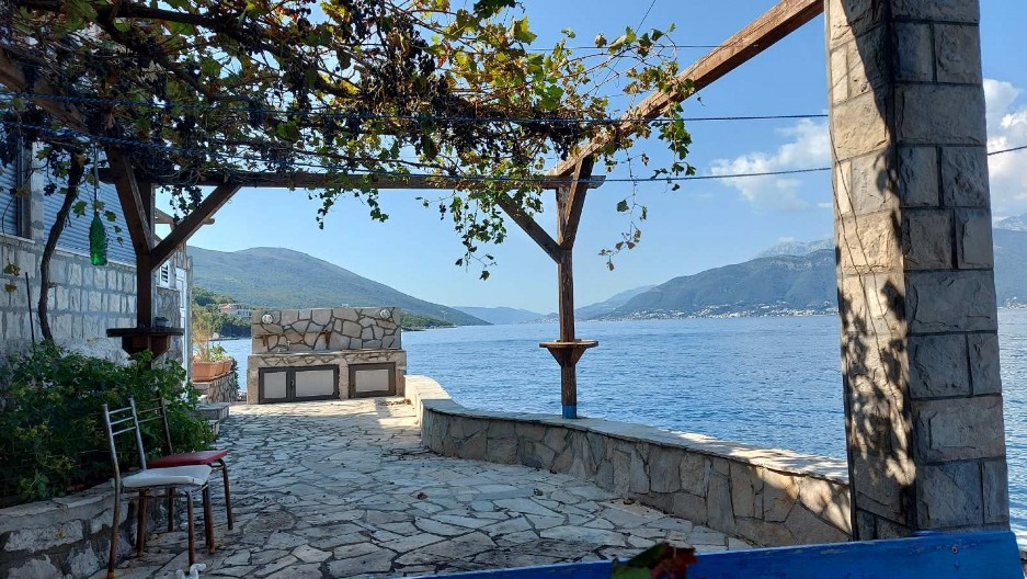 HITNO MORA DA SE ISELI IZ KUĆE! Pevačica zbog luksuzne vile u Crnoj Gori ima ogromne probleme!