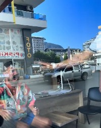 PRETUČEN PEVAČ, LICE MU U PODLIVIMA! Tvrdi da ga je napalo pet muškaraca: "Nije mi dobro"