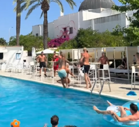 HAOS NA IBICI Opšta tuča, fudbaler povredio ženu stolicom