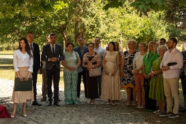 ZNAK SEĆANJA NA PREKO 700 STRELJANIH SRBA, JEVREJA I ROMA U DRUGOM SVETSKOM RATU Spomen-ploča sa tekstom Dobrice Ćosića položena danas na Slobodištu u Kruševcu