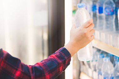 POVUČENO 300.000 PAKOVANJA POZNATE VODE Francuske vlasti blokirale distribuciju