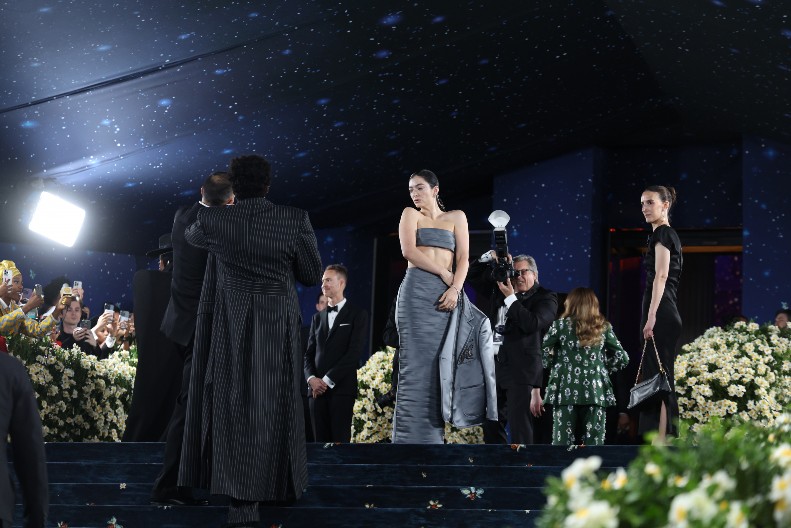 SNIMALA SE GOLA U LEŽALJCI Pevačica koja je poreklom sa Balkana šokirala svet najnovijim potezom, ovo morate da vidite