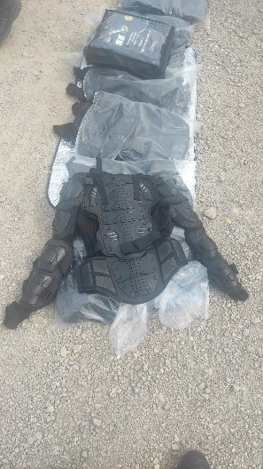 BLOKADERI SPREMAJU HAOS U BEOGRADU: Policija zaustavila opasnu pošiljku borbenih jakni! (FOTO)