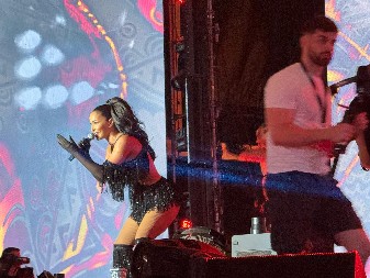 NASTUP KOJI JE ZATRESAO BEOGRAD! Teodora Džehverović u crnom kostimu raspametila publiku (FOTO/VIDEO)