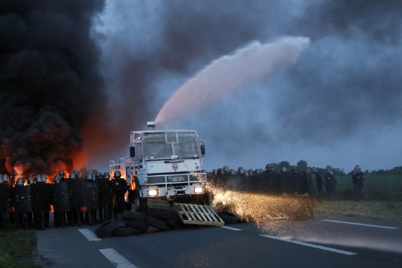 VODENIM TOPOM NA BLOKADERE Ovako je francuska policija razbijala nerede: "Protesti su neprihvatljivi" (VIDEO)