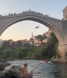 STRAŠNE SCENE! Turista skočio sa mosta u Mostaru, ljudi ga pretukli (VIDEO)