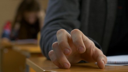 DA LI ZNATE ZAŠTO KUCAMO U DRVO? Ljudi misle da je sujeverje, a iza toga se krije NEŠTO MNOGO DUBLJE!