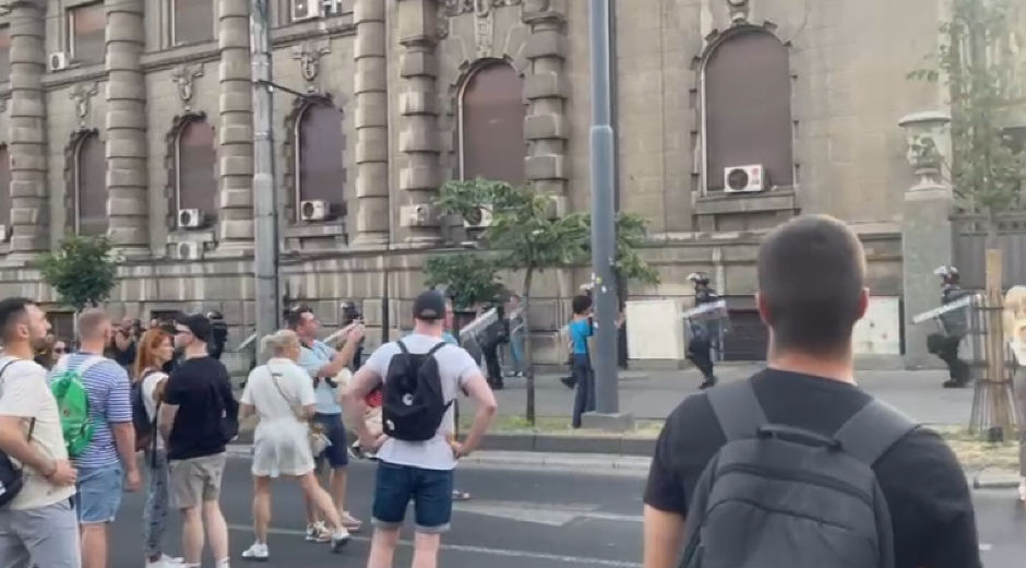 SRAMNO PONAŠANJE BLOKADERA Evo šta rade policiji u Beogradu (VIDEO)