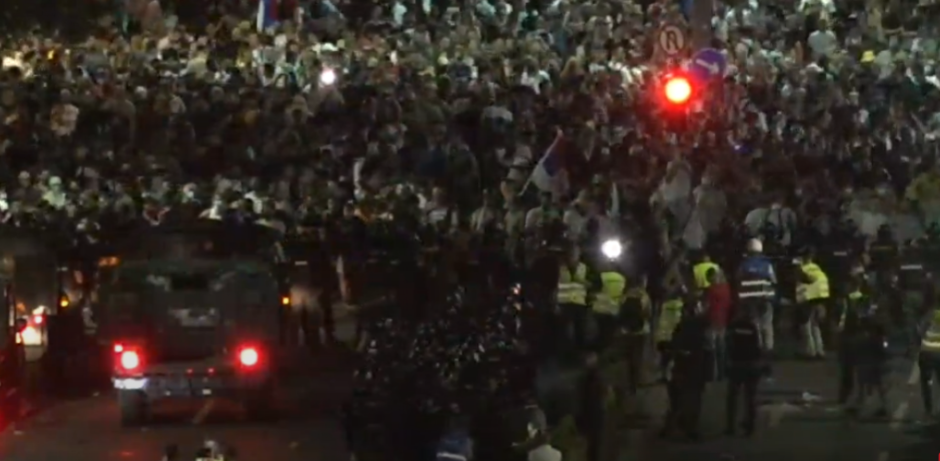 SCENE ISPRED SKUPŠTINE SRBIJE Blokaderi prave incidente po gradu (VIDEO)