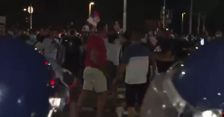 BLOKADERI NAPADAJU POLICIJU I TUKU SE MEĐUSOBNO Opšti haos na ulicama Beograda (VIDEO)