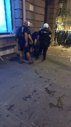 POVREĐEN POLICAJAC U BLOKADERSKOM NASILJU KOD LONDONA Kolege mu pomažu (FOTO)