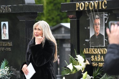 EMOTIVAN TRENUTAK U FINALU ZVEZDA GRANDA! Suzana Jovanović stala pred kamere prvi put nakon smrti Saše Popovića