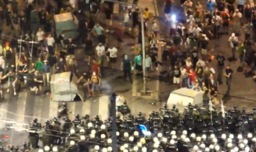 PRAVE BARIKADE, GAĐAJU BAKLAMA I TUKU LETVAMA Pogledajte kako policija potiskuje blokadere u Beogradu (VIDEO)