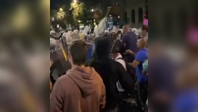 BLOKADERI NAPALI POLICIJU ŠTANGLAMA Opšti haos u centru Beograda (VIDEO)