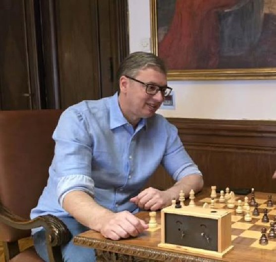 KRALJ U CENTRU, TABLA OSTALA ČISTA Pobeda Aleksandra Vučića na Vidovdan – u stilu najvećeg šahovskog velemajstora!