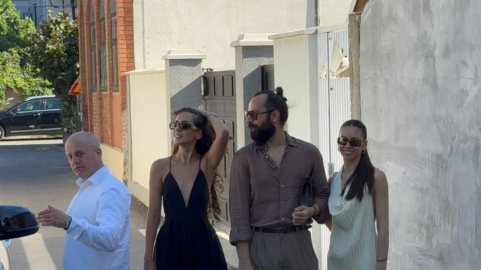 SVI GLEDAJU U VODITELJA I GLUMICU! Ovo su prvi gosti na svadbi Zorice i Kemiša! ((VIDEO)