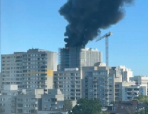 EKSPLOZIJE TREŠTE U CENTRU BERLINA! Gusti crni dim prekrio grad, zgradu guta plamen! (VIDEO )