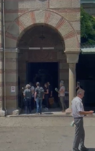 ŠAKA LJUDI NA SAHRANI ŽIŽE STOJANOVIĆ Samo se ona pojavila od kolega (FOTO)