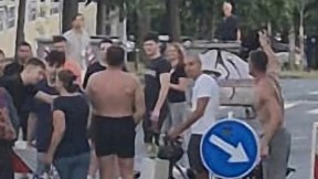 ODVALJENI OD ALKOHOLA I KO ZNA ČEGA Blokaderi u Ustaničkoj divljaju nasred ulice (VIDEO)