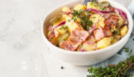 KROMPIR SALATA SA MLADIM LUKOM Slanina joj daje posebnu draž, a nikad kremastija