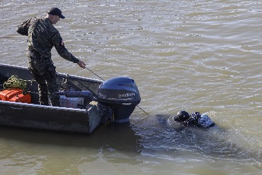 TINEJDŽER HTEO DA SE OSVEŽI, PA SE UDAVIO U SREBRNOM JEZERU Ronioci Žandarmerije pronašli telo momka (18) iz okoline Kučeva