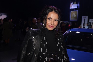 "PRETERALA JE SA BOTOKSOM" Gledaoci zanemeli zbog pevačicinog izgleda, svi se pitaju šta joj se desilo?! (FOTO)