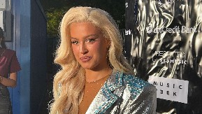 EMA RADUJKO DOŽIVELA PEH NA SCENI! Klipsa joj visila dok je igrala pred hiljadama ljudi, nastao haos