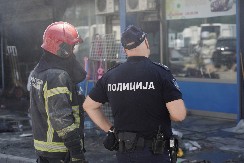 BAČEN MOLOTOVLJEV KOKTEL NA POZNATI KAFIĆ U CENTRU BEOGRADA Piromani razbili staklo, bacili flašu i pobegli na motoru