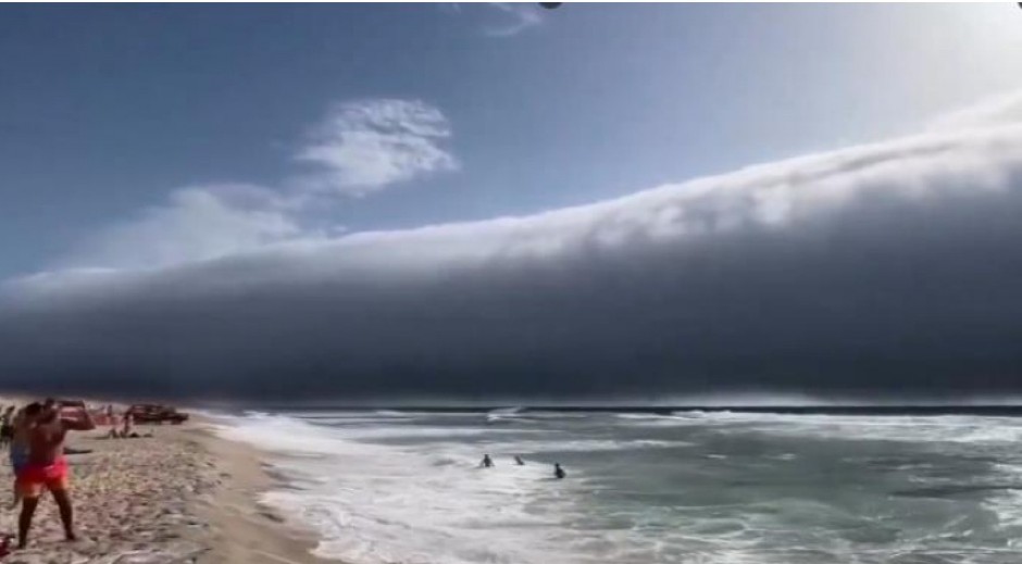 POGLEDAJTE DŽINOVSKI CUNAMI NA NEBU: Ogromni valjkasti oblak zaprepasto kupače (VIDEO)