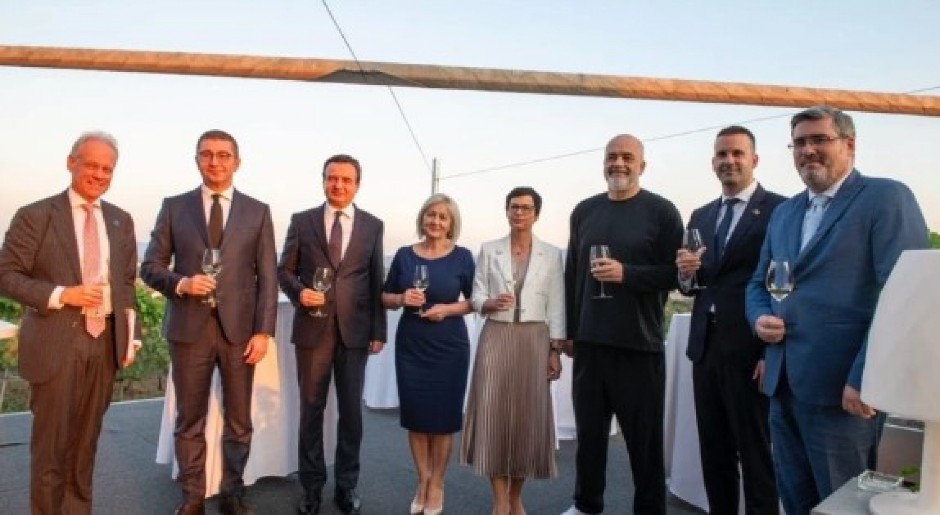 VUČIĆ O STAROVIĆU I FOTOGRAFIJI SA KURTIJEM: "Ne možeš da piješ vino s njim dok progoni srpski narod" (FOTO)