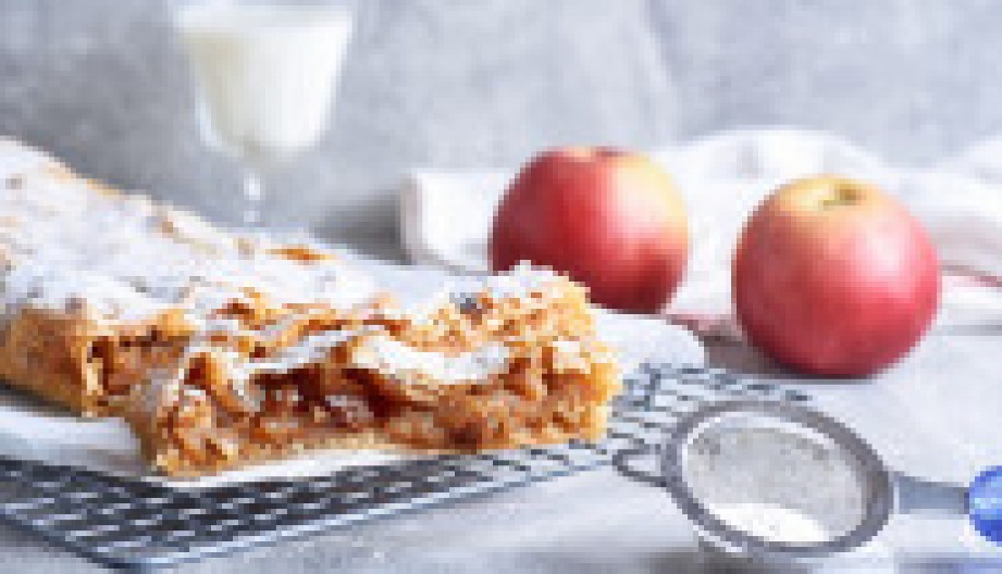 PITA SA JABUKAMA OD DOMAĆIH KORA Poslastica koja mami i mirisom i ukusom, jedno parče vam neće biti dovoljno