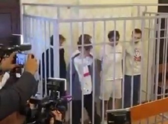 POČEO LOV NA RUSE U AZERBEJDŽANU Prebijeni i mučeni zarobljenici u kavezima, jezivi snimci šokiraju svet (VIDEO)