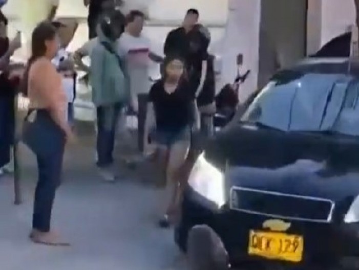 SKANDALČINA NASRED ULICE Ćerka zavirila kroz prozor očevog automobila, kad je videla ko sedi pored njega, nastao POTPUNI HAOS! (VIDEO)