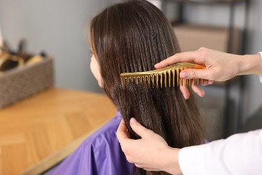 GARANTUJEMO DA JE OVO BROJ 1 FRIZURA ZA LETO 2025. Lako ćete je sami napraviti, a praktična je za more i vrućine