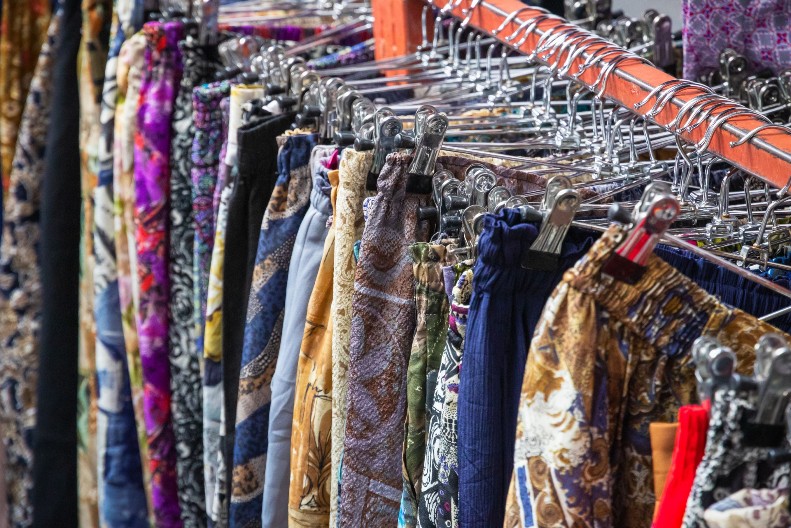 NIJE NI ČUDO ŠTO SU NAJPRODAVANIJE KADA STOJE KAO SALIVENE Ovo su najpopularnije pantalone ovog leta — kroj koji te zove da ih kupiš